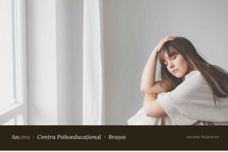 Femeie lângă o fereastră, cu ochii închiși, moment de liniște — imagine ilustrativă, Brașov