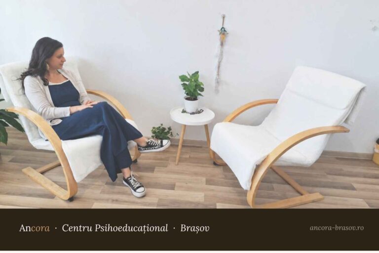 Alina Leahu, psiholog clinician și psihoterapeut, așezată în fotoliu în cabinetul din Brașov, față în față cu un fotoliu gol